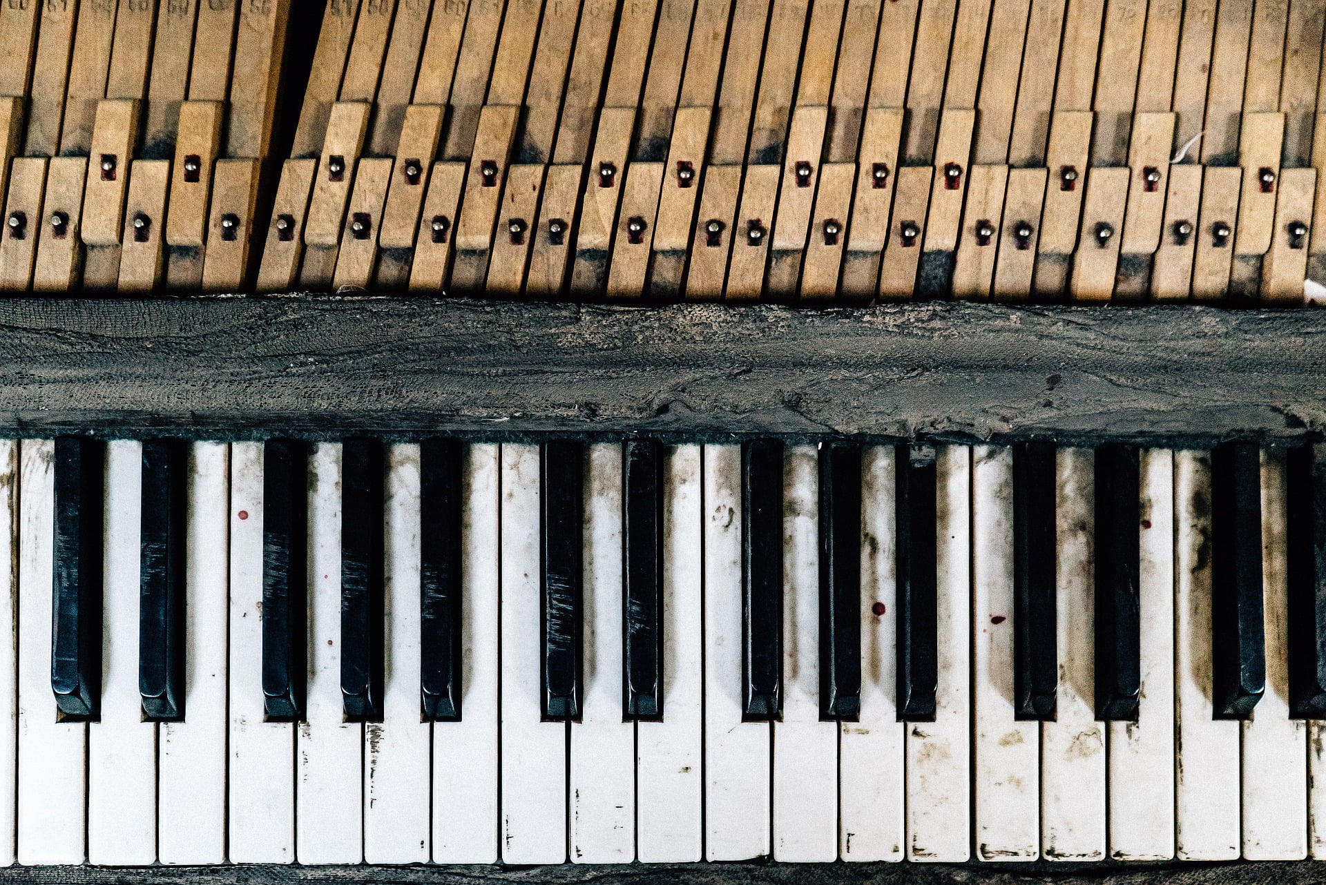 Piano shot. Пианино Минимал. Цветные клавиши пианино картинки. Piano old Keyboard. Old Piano Keyboard Full.